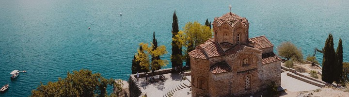 Kerk van Sint-Johannes bij het Meer van Ohrid in Noord-Macedonië.