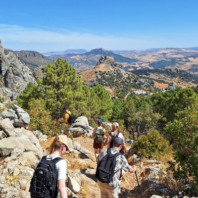 Groep wandelaars op bergpad met uitzicht over het Andalusische landschap tijdens een 22-35ers reis in Andalusië.