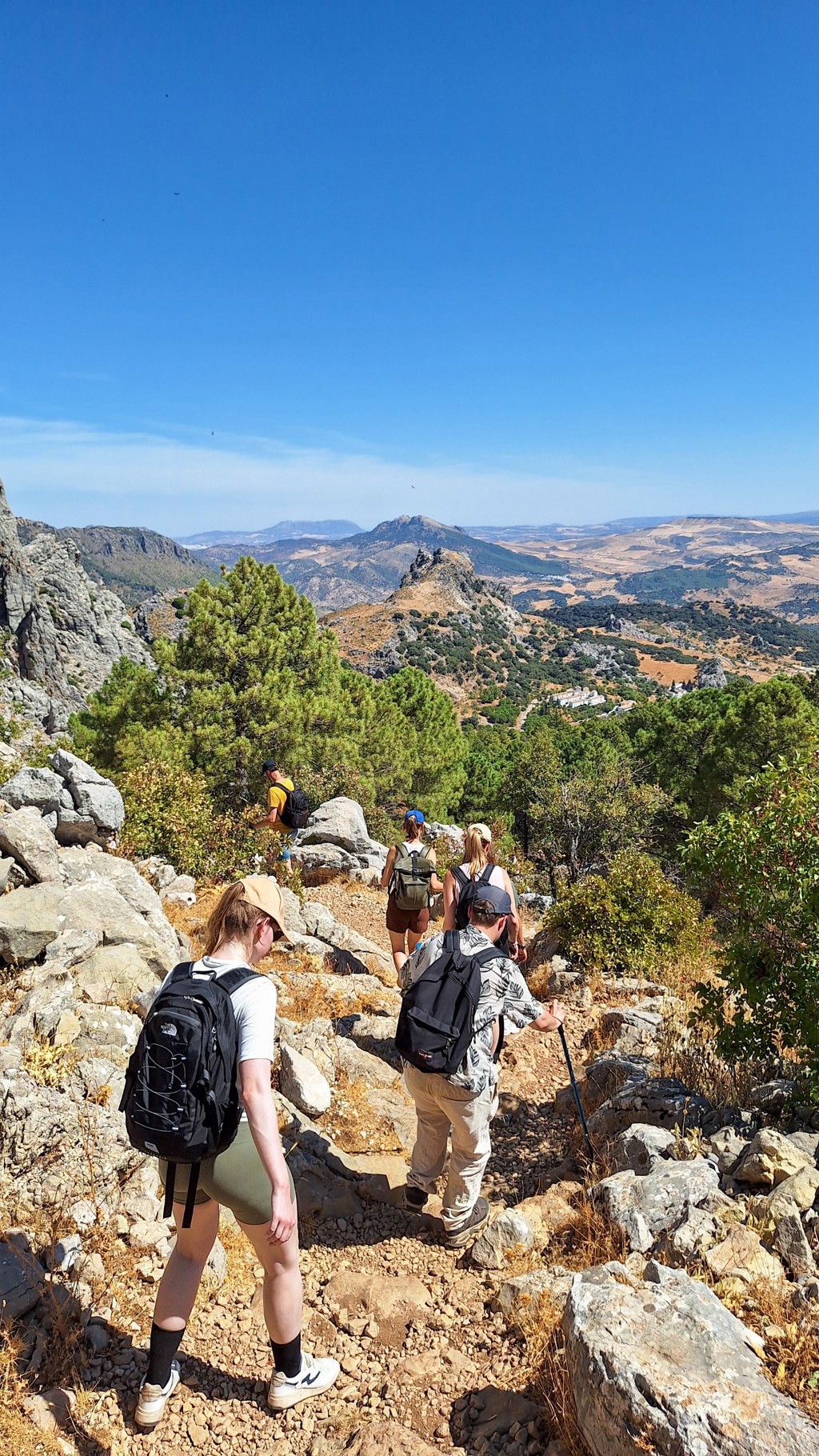 Groep wandelaars op bergpad met uitzicht over het Andalusische landschap tijdens een 22-35ers reis in Andalusië.