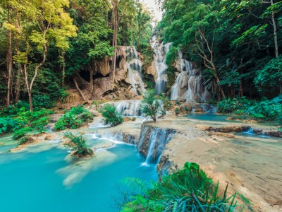 Waterval met turquoise poelen in het regenwoud van Laos, route Thailand, Laos & Cambodja.