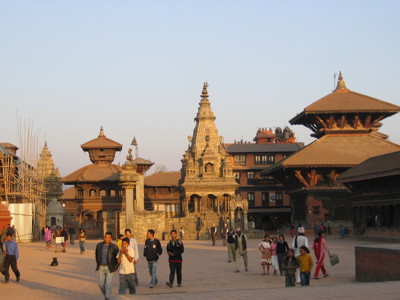Patan Durbar Square in Kathmandu met tempels en bezoekers in de namiddagzon.