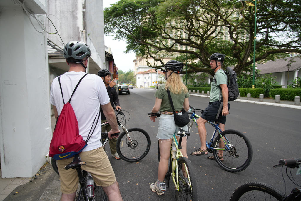 Gezin op de fiets in Georgetown, Penang tijdens een familiereis Maleisië.