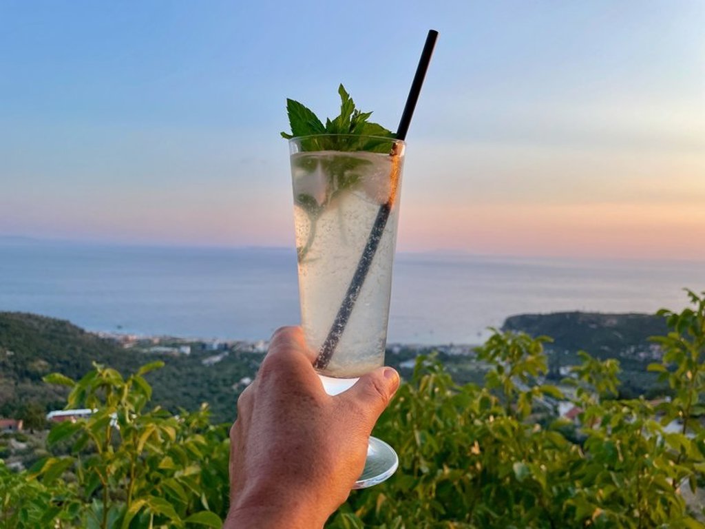 Groene cocktail met munt en rietje, verfrissend drankje tijdens een wandelvakantie in Albanië.