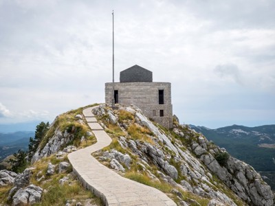 Mausoleum van Njegoš op de Lovćen-berg in Montenegro, met wandelpad naar de top.