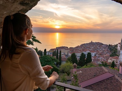 Uitzicht over Piran aan de Sloveense kust bij zonsondergang.