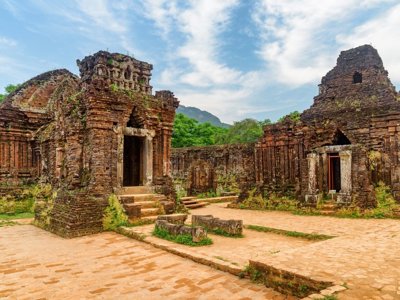 Uitzicht op Angkor Wat bij zonsopkomst, met reflectie in de vijver tijdens de Route Indochina.