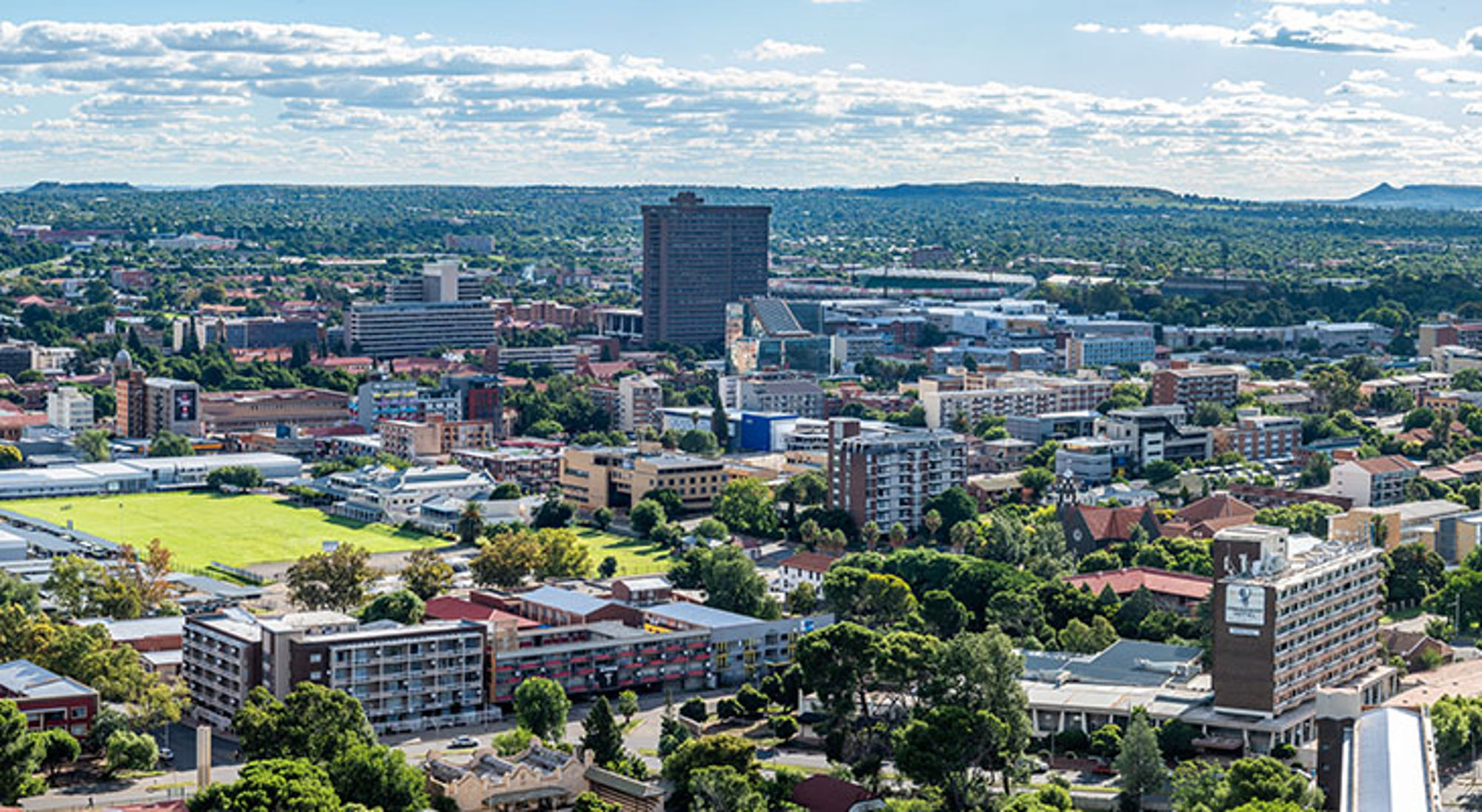 Panoramisch uitzicht op het stadscentrum van Pretoria, Zuid-Afrika, met moderne gebouwen en veel groen.