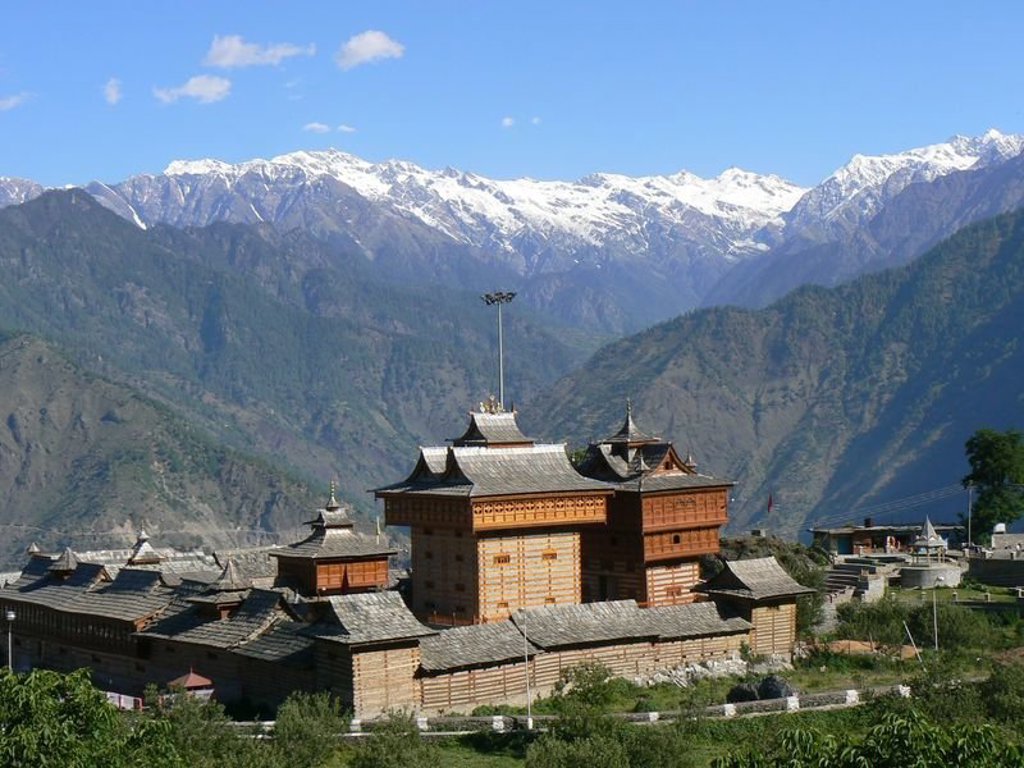 Wandelaars op bergpad in Ladakh, India, met uitzicht op de Himalaya tijdens groepsrondreis Spiti & Ladakh.