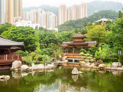 Grote Chinese Muur bij Mutianyu met groene heuvels, onderdeel van de Route China   (19 dagen).