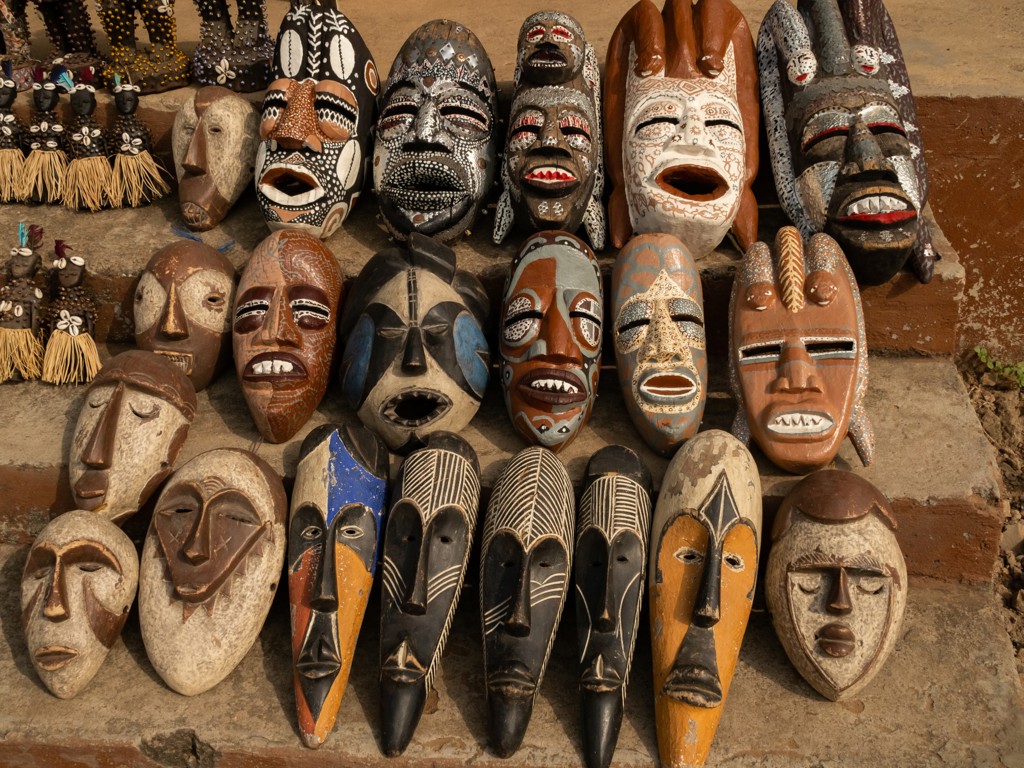 Traditionele houten maskers op een markt in Ghana, Togo en Benin.