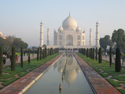 Taj Mahal in Agra met weerspiegeling in de vijver, Route Noord-India en Nepal.