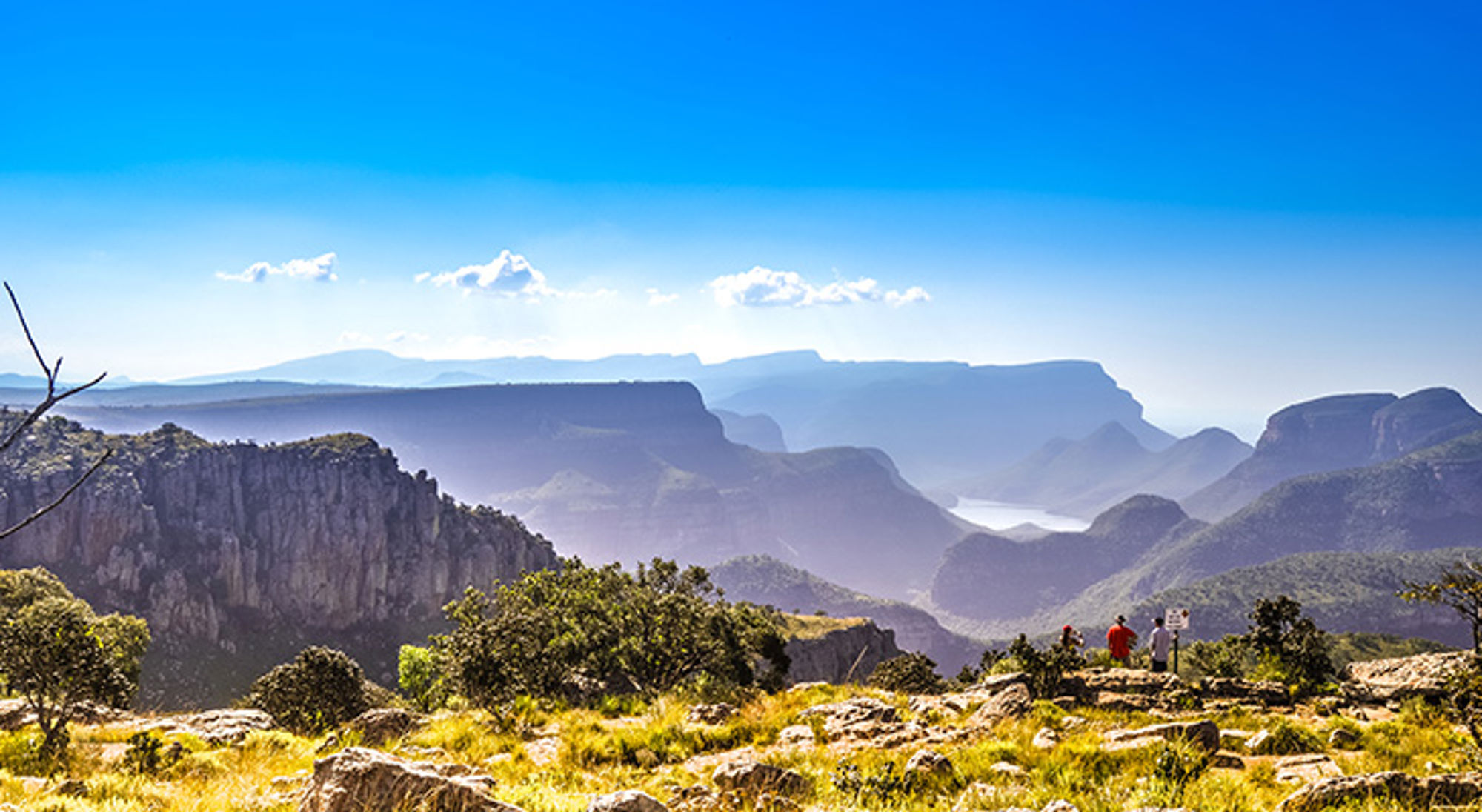 Panoramisch uitzicht over Blyde River Canyon met groene bergen en rotskliffen, Zuid-Afrika.