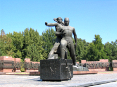 Monument met twee figuren op een plein in Oezbekistan, onderdeel van de Route Oezbekistan.