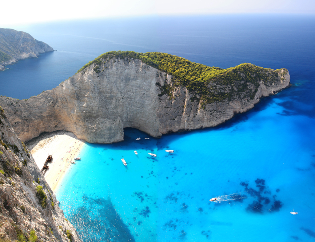 Uitzicht op Navagio Beach op Zakynthos met scheepswrak, kalkstenen kliffen en helderblauw water in Griekenland.