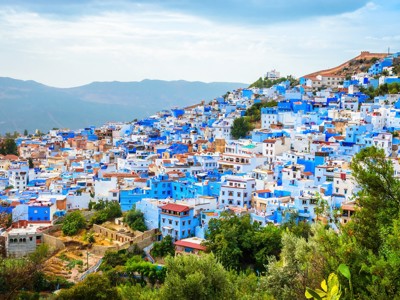 Panorama van Chefchaouen met blauw-witte huizen in het Rifgebergte, Marokko.