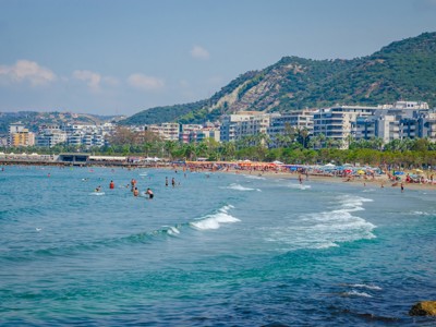 Strand en boulevard van Durrës aan de Adriatische Zee, startpunt van de Route Albanië.