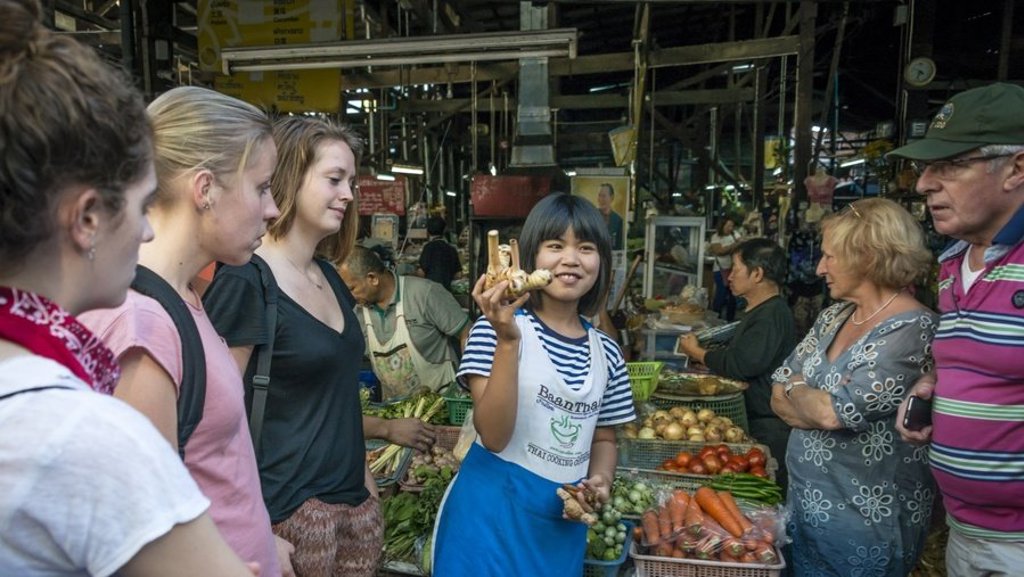Tuk-tuk met chauffeur in een Thaise stad, tijdens groepsrondreis Thailand Hoogtepunten.