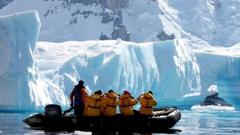 Vliegtuig op de landingsbaan in Antarctica tijdens groepsrondreis met vlucht naar het witte continent.