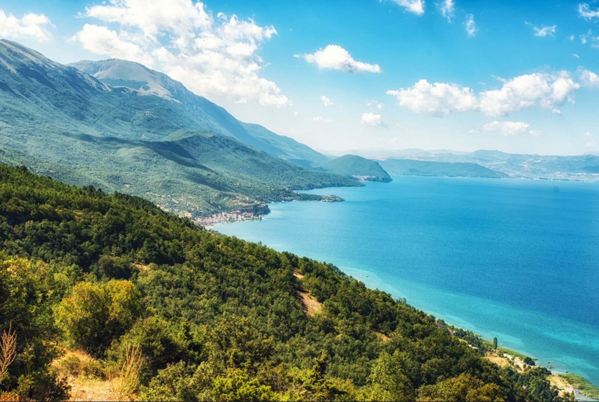 Panoramisch uitzicht op het Meer van Ohrid met bergen en groene heuvels in Albanië.