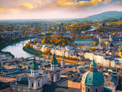 Panoramisch uitzicht op Salzburg met de Salzach en kerktorens, een stop tijdens de Oriënt Express naar Istanbul.