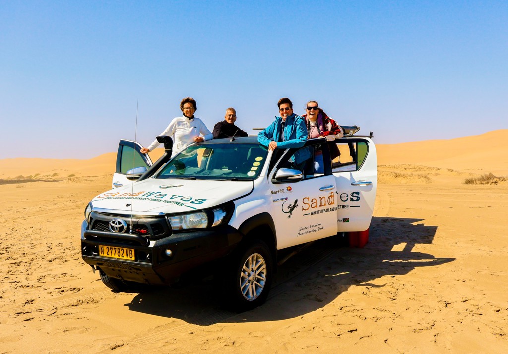 Reizigers met 4x4 in de Namib-woestijn tijdens groepsrondreis Zuidelijk Afrika kampeerreis.