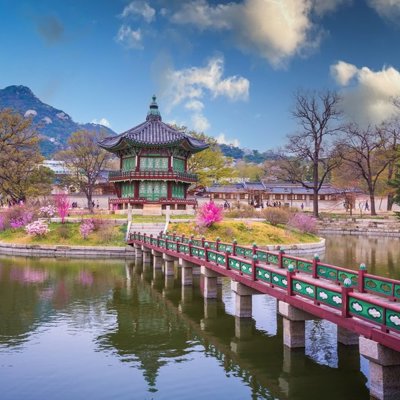 Traditioneel Koreaans paviljoen in mistig berglandschap tijdens een groepsrondreis door Zuid-Korea.