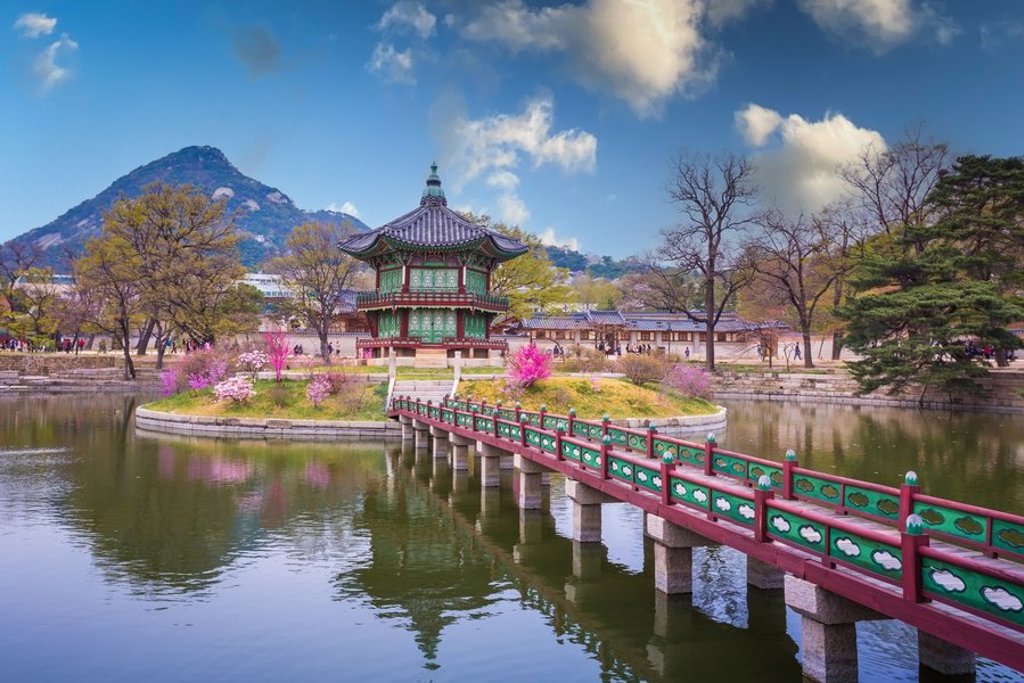 Traditioneel Koreaans paviljoen in mistig berglandschap tijdens een groepsrondreis door Zuid-Korea.
