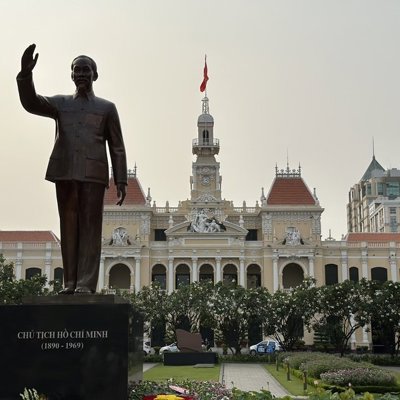 Standbeeld met opgeheven arm bij tempel in Vietnam tijdens fietsvakantie Vietnam, Cambodja en Thailand.