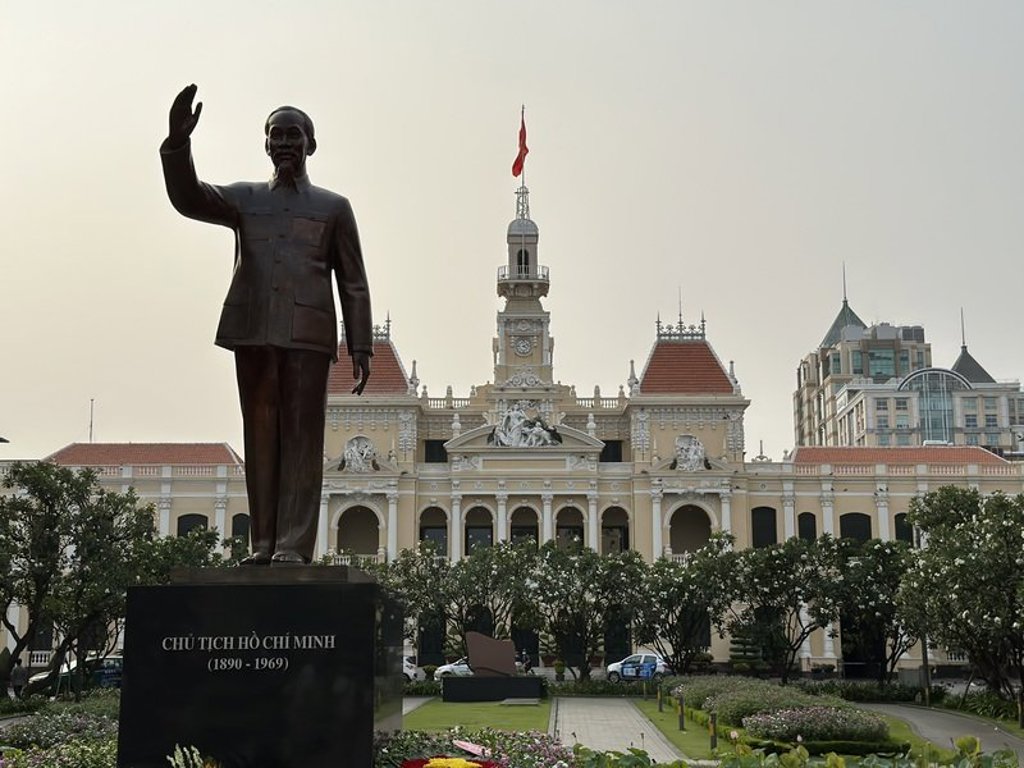 Standbeeld met opgeheven arm bij tempel in Vietnam tijdens fietsvakantie Vietnam, Cambodja en Thailand.