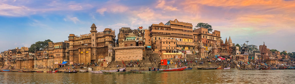 Panorama van de ghats in Varanasi aan de Ganges bij zonsondergang, tijdens de groepsrondreis Noord-India Compleet.