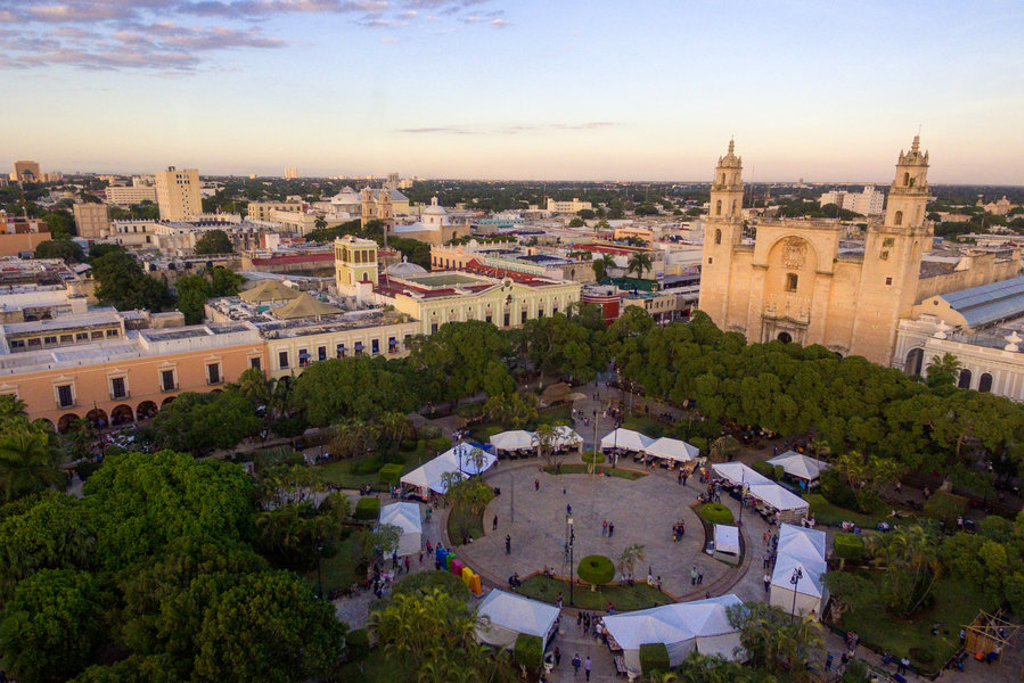Uitzicht over Mérida met de Catedral de San Ildefonso en het centrale plein bij zonsondergang, Mexico.