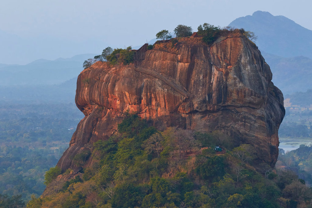Sigiriya-rots in Sri Lanka, een iconische bezienswaardigheid tijdens een fietsvakantie.