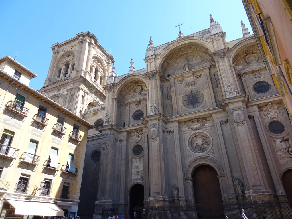 Kathedraal van Granada met barokke gevel en klokkentoren, hoogtepunten van een groepsrondreis door Andalusië.