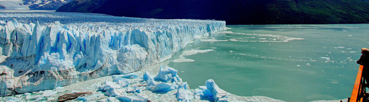 Uitzicht op de Perito Moreno-gletsjer in Patagonië met bezoekers op een uitkijkplatform.