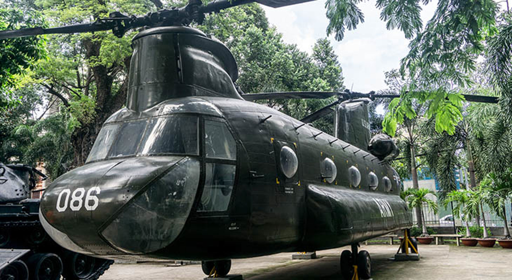 Militaire transporthelikopter in het War Remnants Museum in Ho Chi Minhstad, Vietnam.