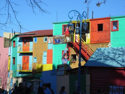 Kleurrijke huizen in de wijk La Boca in Buenos Aires, Argentinië.