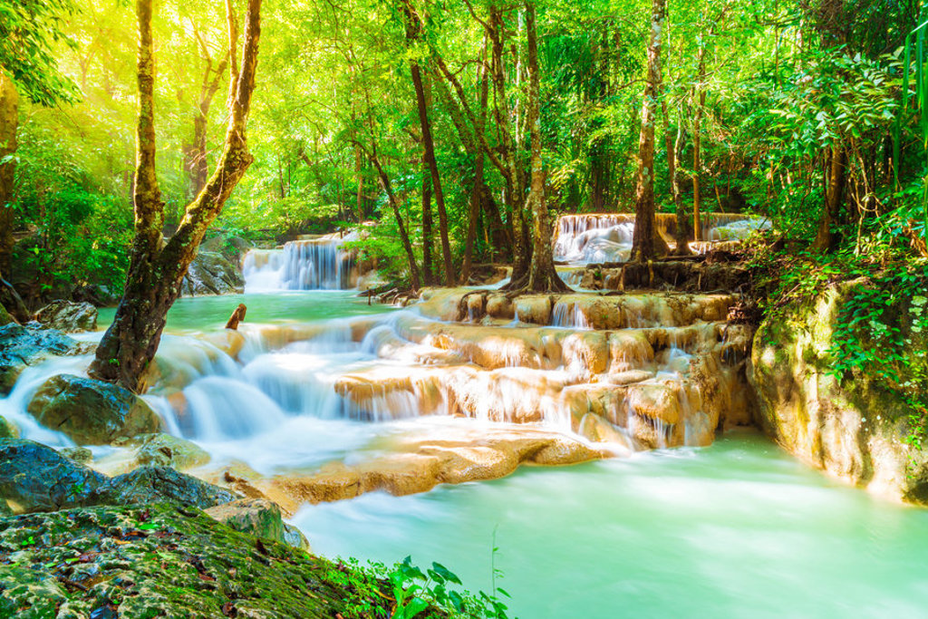 Watervallen met turquoise poelen in een groen tropisch regenwoud in Thailand.