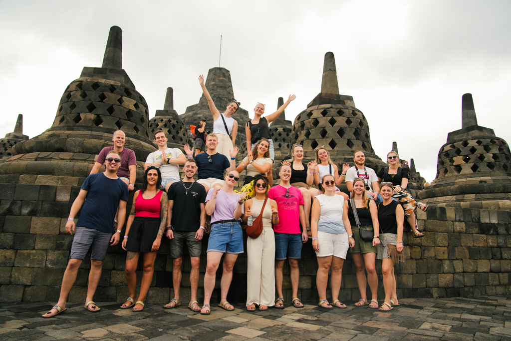 Groepsfoto van 22-35ers bij de Borobudur-tempel op Java, Indonesië.