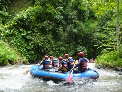 Raften op de Telaga Waja-rivier op Bali, met een rubberboot door stroomversnellingen in de jungle.