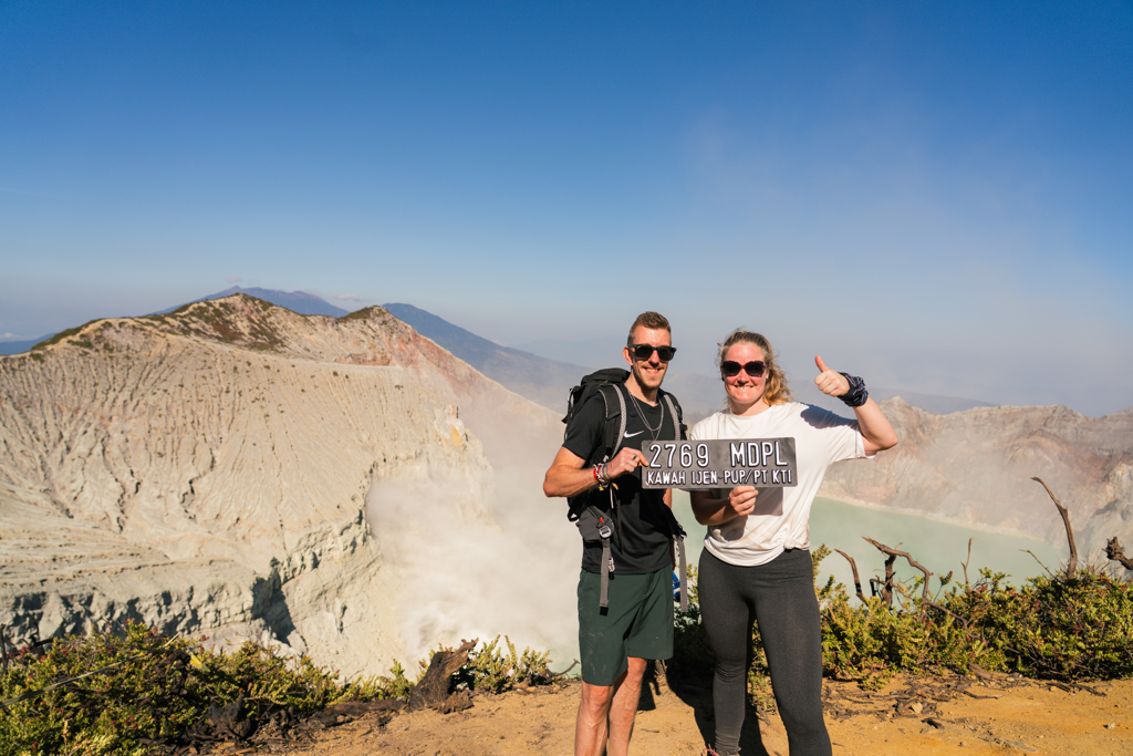 Twee reizigers bij de krater van Kawah Ijen op Java tijdens een 22-35ers groepsreis Indonesië.