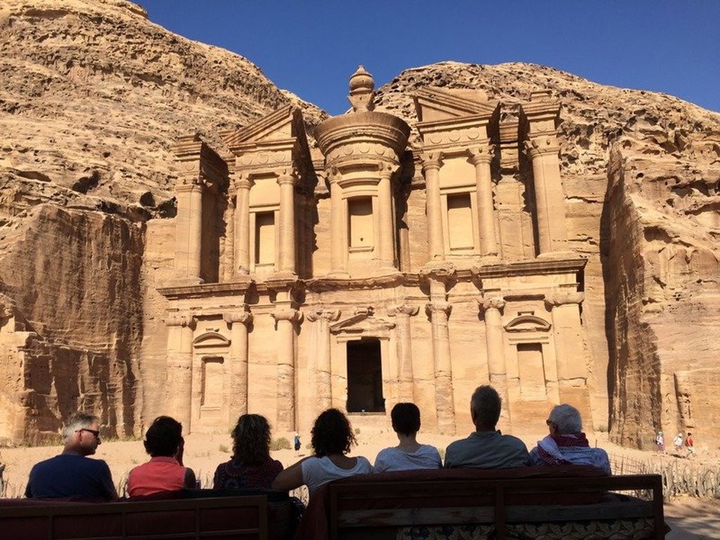 De Schatkamer (Al-Khazneh) in Petra, Jordanië, uitgehouwen in rood zandsteen.