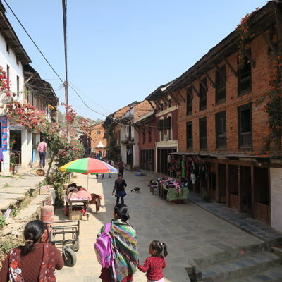 Straatbeeld in Bhaktapur, Nepal, met traditionele huizen en marktkraampjes tijdens een groepsrondreis.