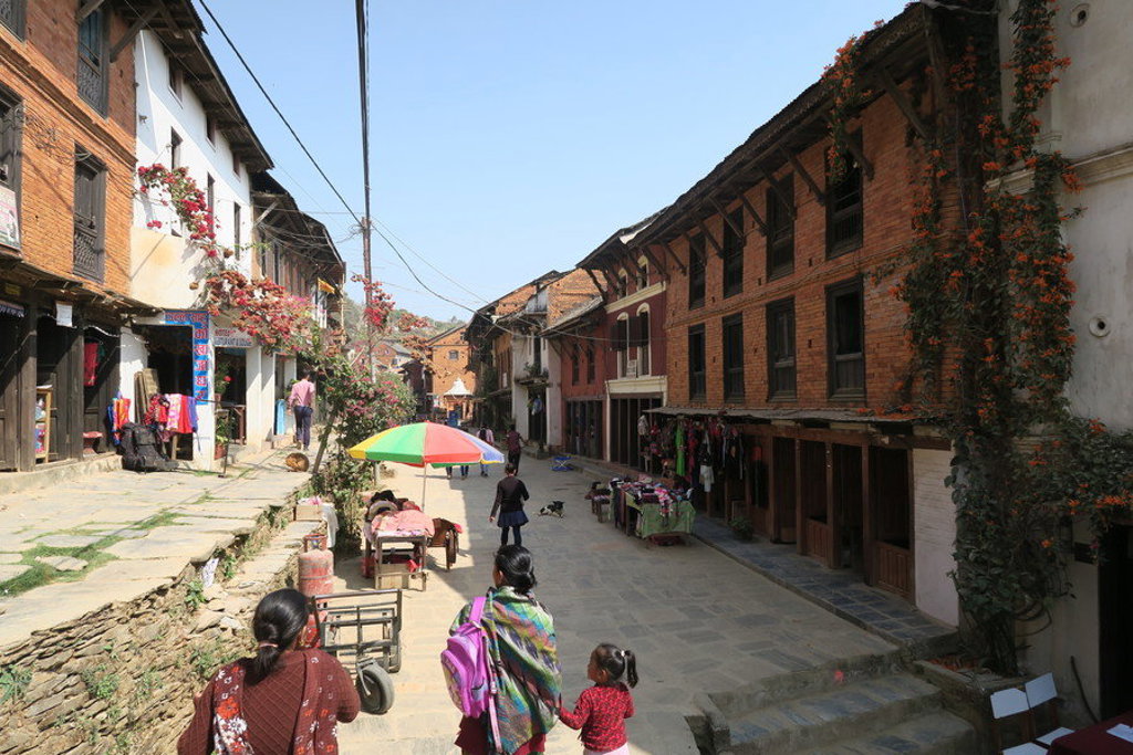 Straatbeeld in Bhaktapur, Nepal, met traditionele huizen en marktkraampjes tijdens een groepsrondreis.