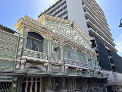 Groen historisch theatergebouw in San José, startpunt van de Route Costa Rica .