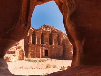 Uitzicht vanuit een rotsopening op het klooster Ad Deir in Petra, Jordanië.
