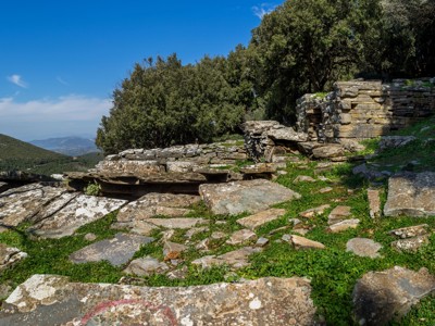 Oude stenen ruïnes in het berglandschap van Evia, Griekenland, langs de wandelroute.