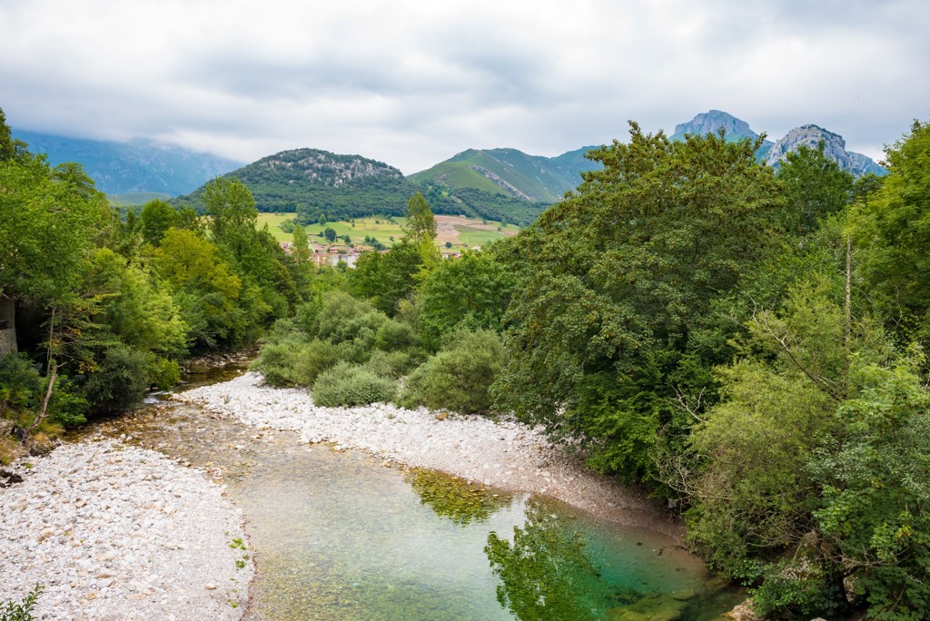 Groene vallei met rivier en bergen in de Picos de Europa, Spanje.