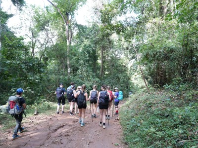 Groepswandeling door het groene junglelandschap in Thailand tijdens de route Thailand oktober t/m april.