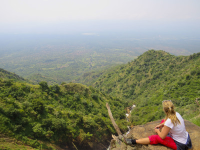Uitzicht over groene heuvels en vallei tijdens de route Kenia, Tanzania en Zanzibar.