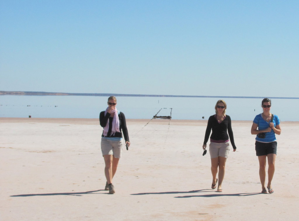 Reizigers wandelen over een zoutvlakte in Australië tijdens een groepsrondreis van Sydney naar Darwin.